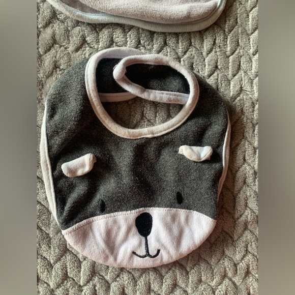 Baby Linen Lot; 4 Bibs, Hooded Towel, 3 Pack and play Sheets, 4 Burp Cloths - Picture 14 of 14